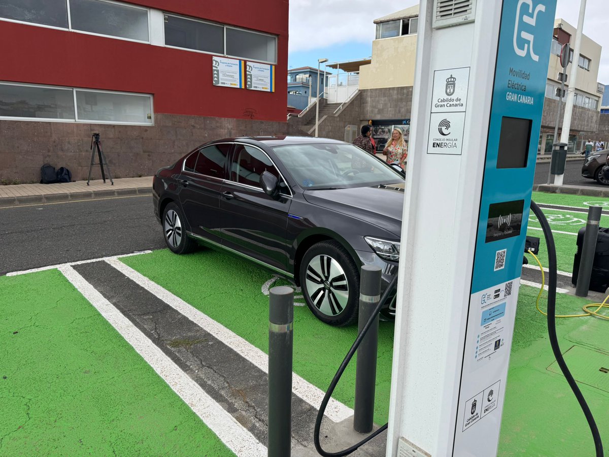 EnergiaGran's tweet photo. ⚡🌞 ¡Telde avanza hacia la movilidad sostenible y el autoconsumo renovable !

El Cabildo de Gran Canaria y el Ayuntamiento de Telde refuerzan su colaboración con:

✅ 5 nuevos puntos de recarga eléctrica en La Garita
✅ Marquesinas fotovoltaicas con almacenamiento. https://t.co/cDhpy4yNEc