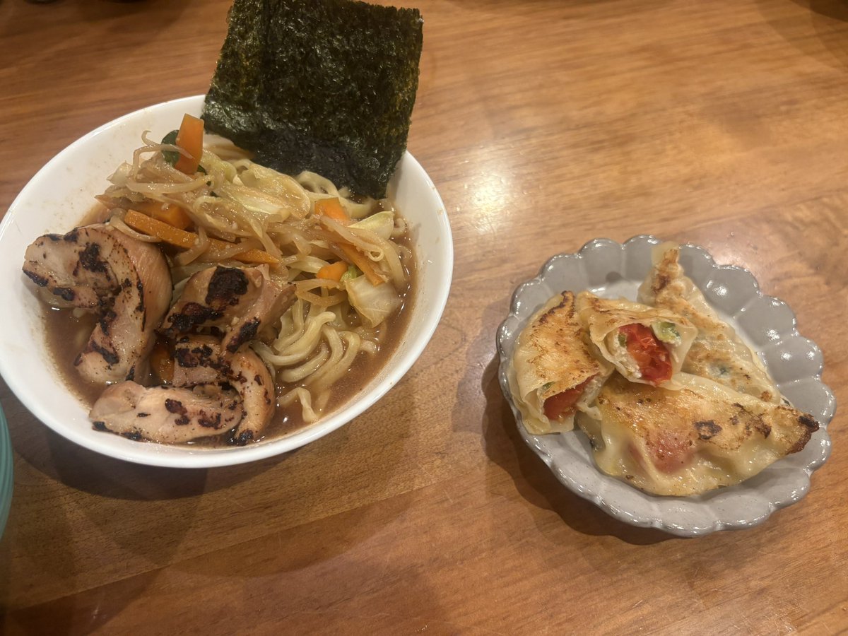 ラーメンと自作のヘルシー豆腐とゴーヤとトマトの餃子!!

餃子が意外に美味かったけどどっちかって言うとお昼ご飯向けだったな(；－ω－)