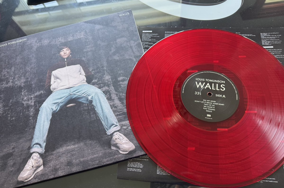 I finally found the walls red vinyl🥹 im so so so happy