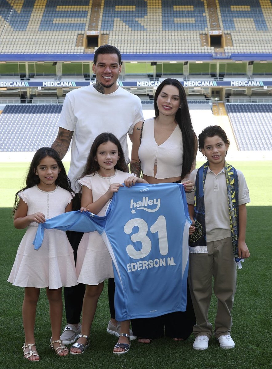 Fenotipi bu kadar baskın olan bir adam daha görmedim karısı bile Ederson'a benziyo