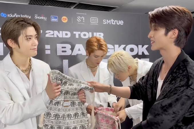 ผมบอกพี่เตนแล้วครับว่าเพลงโซโล่ใหม่ฟังแล้ว ชอบมากๆเลย

อ่อ พี่เตนก็ส่งข้อความมาบอกผมเหมือนกันครับว่ายินดีด้วยนะ ที่ผมได้เดบิวต์ไอดอลอะครับ

อ่อ ครับ

ครับ