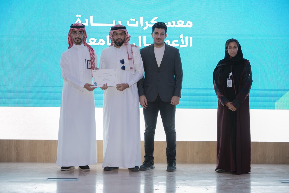 5alid_salman's tweet photo. تكريمنا في حفل تخريج المشاريع - ريادة الاعمال الجامعية بجامعة الملك فيصل https://t.co/9IM2CgLtZD