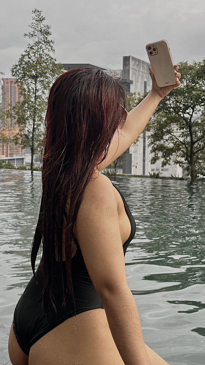 LautPhilippines's tweet photo. By the pool or in the city—pearls never go out of style. Protect your phone with elegance, always. 🤍✨ https://t.co/uHlHTnrgfO