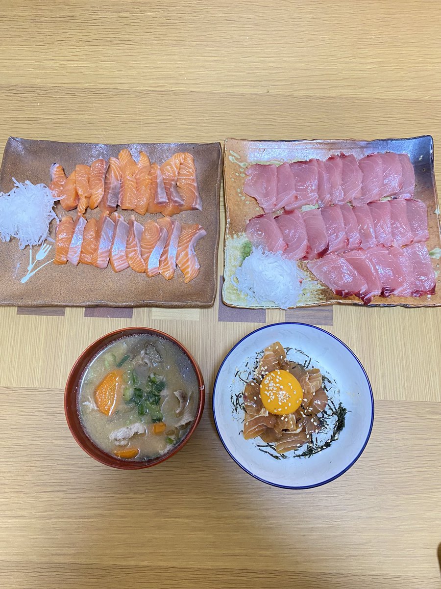 maromaro's tweet photo. 夕食。サーモンとマグロが新鮮で安かったから https://t.co/4Tw9A2z7MU