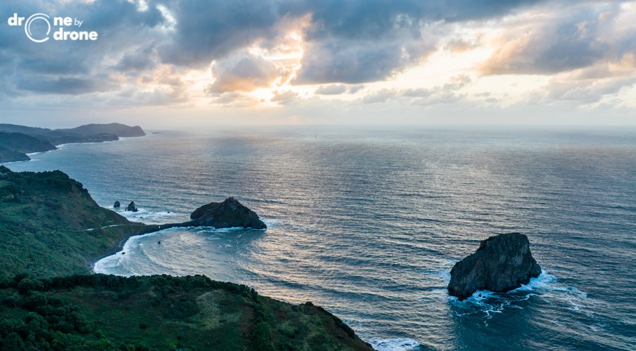 Hemos tenido la oportunidad de realizar operaciones aéreas mediante #drones en la costa de #Bizkaia para un cortometraje de BBC StoryWorks para <a href="/CeUICN/">Comité Español UICN</a>  'Living Legacy – Basque Country'.

👉 acortar.link/q1TPOx

#dron #gaztelugatxe #bermeo