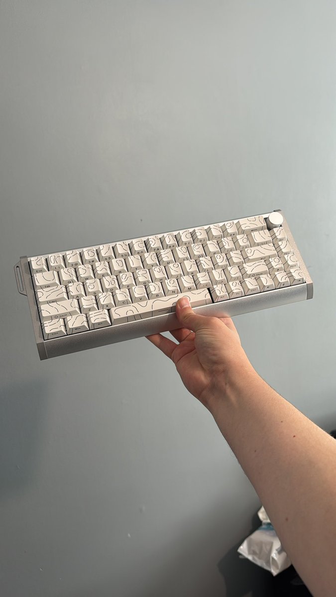 SpecBenchYT's tweet image. New keyboard sent over by @SkyloongVip! SKYLOONG GK68HE. 
Look forward to testing it out
p.s I love keyboards as much as I do PC’s🤣