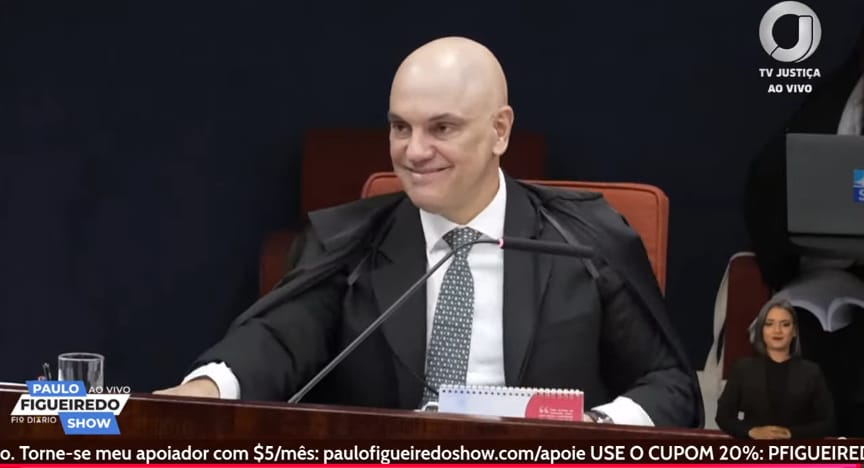 pfigueiredo08's tweet photo. O semblante de quem sabe que o relatório que acabou de ler sobre "golpe de estado" é uma piada. https://t.co/jCAFA5yOtK
