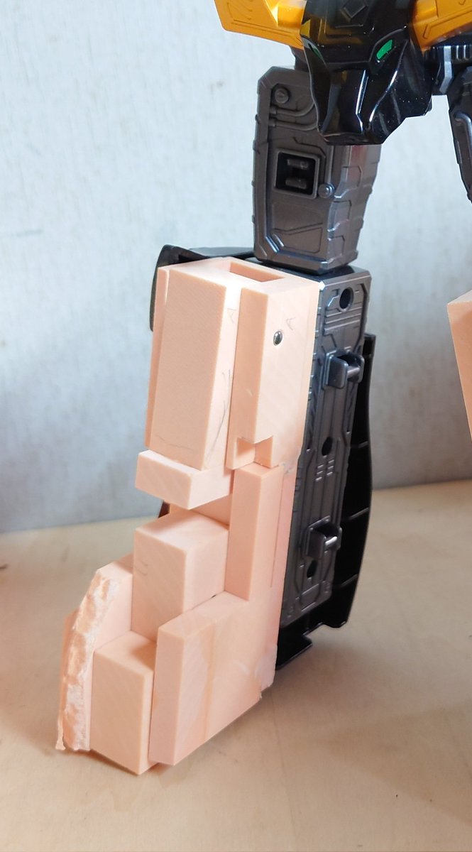 ShanTai17179's tweet image. #DX玩具カスタム(進捗)

素材→→→仕上

つま先が少しのっぺりしていたので少しずつ調整💡
両サイドの先端を削りつつ、 つま先部分に樹脂ブロック追加・それっぽい模様を彫って仕上げてみた🛠️✨

機械の方が綺麗で早く仕上がるだろうけど、手作業で仕上げるのも楽しい🎵

#ガオゴッド
#DXROBOUNIVERSE