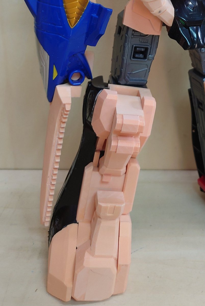 ShanTai17179's tweet image. #DX玩具カスタム(進捗)

素材→→→仕上

つま先が少しのっぺりしていたので少しずつ調整💡
両サイドの先端を削りつつ、 つま先部分に樹脂ブロック追加・それっぽい模様を彫って仕上げてみた🛠️✨

機械の方が綺麗で早く仕上がるだろうけど、手作業で仕上げるのも楽しい🎵

#ガオゴッド
#DXROBOUNIVERSE