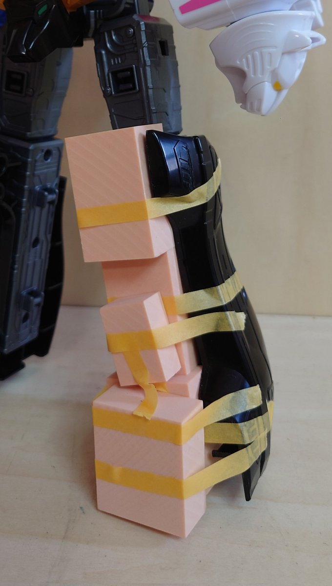 ShanTai17179's tweet image. #DX玩具カスタム(進捗)

素材→→→仕上

つま先が少しのっぺりしていたので少しずつ調整💡
両サイドの先端を削りつつ、 つま先部分に樹脂ブロック追加・それっぽい模様を彫って仕上げてみた🛠️✨

機械の方が綺麗で早く仕上がるだろうけど、手作業で仕上げるのも楽しい🎵

#ガオゴッド
#DXROBOUNIVERSE