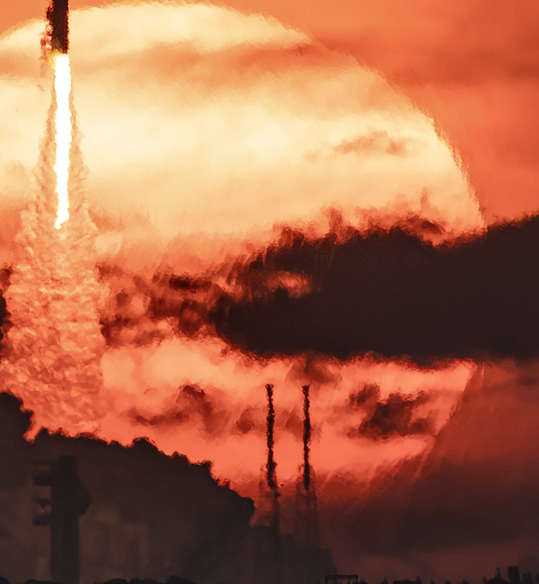 PdxAdvPhoto's tweet photo. How loud is a rocket launch? Pretty loud. Here you can see the sound waves with the rising sun behind them even though I’m 12 miles away. https://t.co/LBuW0rOHkm
