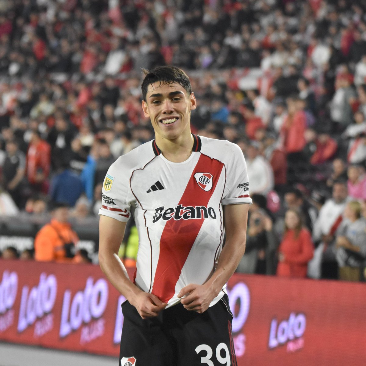 Estadisti_River's tweet image. Santiago #Lencina

3️⃣ goles en #River en 1️⃣1️⃣ partidos 

1️⃣ de local
3️⃣ en torneos de liga AFA 
1️⃣ a San Martín de San Juan 
3️⃣ en la #EraGallardo

Puesto

7️⃣4️⃣ en la historia 
3️⃣7️⃣ en el siglo XXI 
0️⃣8️⃣ en la #EraGallardo 

En su carrera 

1️⃣4️⃣ 🏟
0️⃣3️⃣ ⚽️
0️⃣0️⃣ 🏆