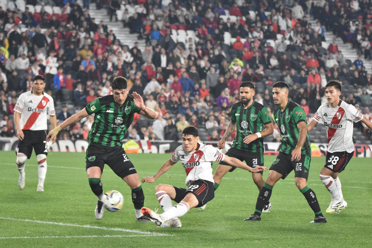 Estadisti_River's tweet image. Santiago #Lencina

3️⃣ goles en #River en 1️⃣1️⃣ partidos 

1️⃣ de local
3️⃣ en torneos de liga AFA 
1️⃣ a San Martín de San Juan 
3️⃣ en la #EraGallardo

Puesto

7️⃣4️⃣ en la historia 
3️⃣7️⃣ en el siglo XXI 
0️⃣8️⃣ en la #EraGallardo 

En su carrera 

1️⃣4️⃣ 🏟
0️⃣3️⃣ ⚽️
0️⃣0️⃣ 🏆