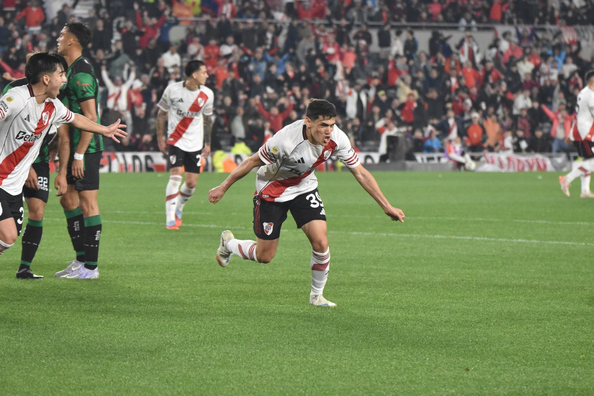 Estadisti_River's tweet image. Santiago #Lencina

3️⃣ goles en #River en 1️⃣1️⃣ partidos 

1️⃣ de local
3️⃣ en torneos de liga AFA 
1️⃣ a San Martín de San Juan 
3️⃣ en la #EraGallardo

Puesto

7️⃣4️⃣ en la historia 
3️⃣7️⃣ en el siglo XXI 
0️⃣8️⃣ en la #EraGallardo 

En su carrera 

1️⃣4️⃣ 🏟
0️⃣3️⃣ ⚽️
0️⃣0️⃣ 🏆