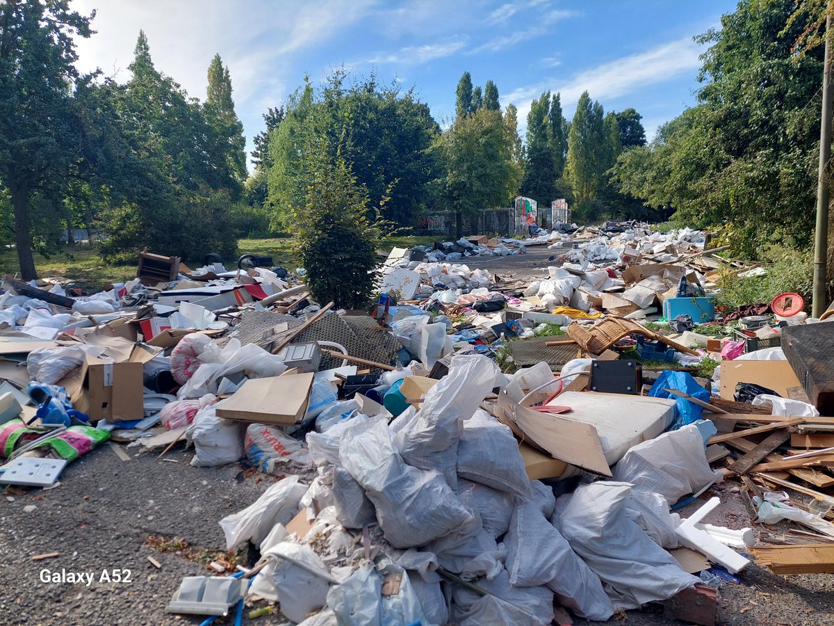 😵We hebben een énorm sluikstort ontdekt naast ons terrein in Sint-Pieters-Leeuw. Du jamais vu! Help, <a href="/desmeth_jan/">Jan Desmeth</a> <a href="/wegenenverkeer/">Agentschap Wegen en Verkeer</a>