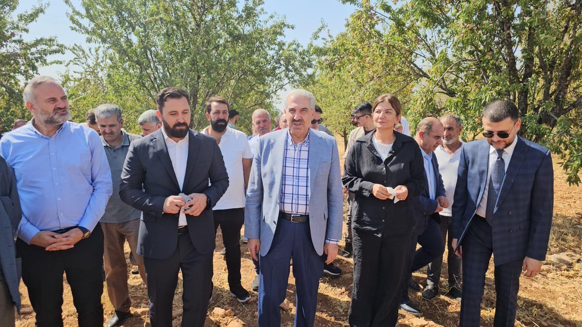 Akegilll's tweet photo. Diyarbakır Milletvekilimiz Sn.Suna Kepolu Ataman,İl Başkanımız Sn.Ömer İler ve Belediye Başkanımız Sn.Fırat Seydaoğlu ile beraber her yıl geleneksel olarak gerçekleştirdiğimiz “BADEM HASADI”programına katılarak çiftçilerimizin yanında olduk. @resit_umay https://t.co/JAk000hkqj