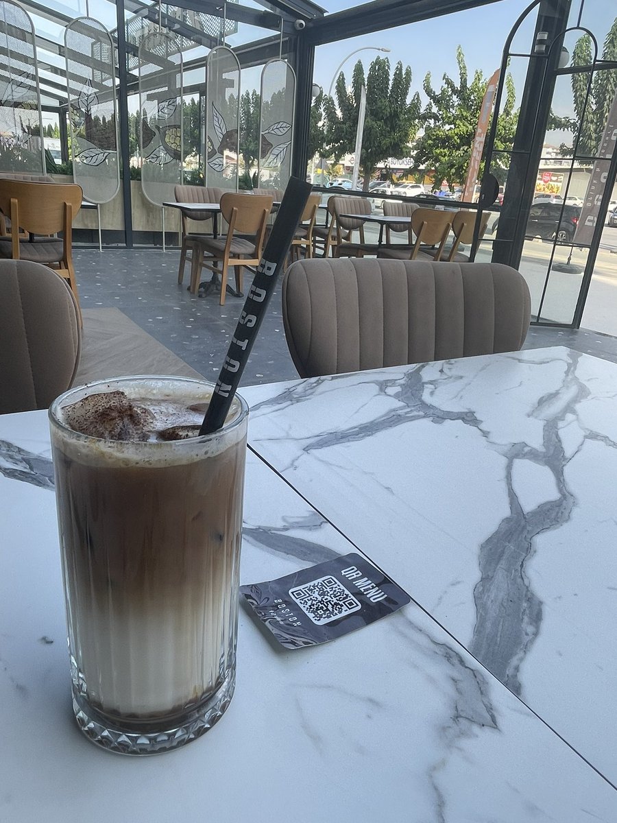 Kızım(14) arkadaşıyla kafeye geldi onlar içerde ben dışarda oturuyorum.Onları koruyorum.Onlara güveniyorum ama çevreye güvenmiyorum.Kızım için belki şu an sıkıcı ve evhamlı bir anne olabilirim ama ilerde umarım ne kadar iyi bir anne olduğumu anlar 🫶🏻.