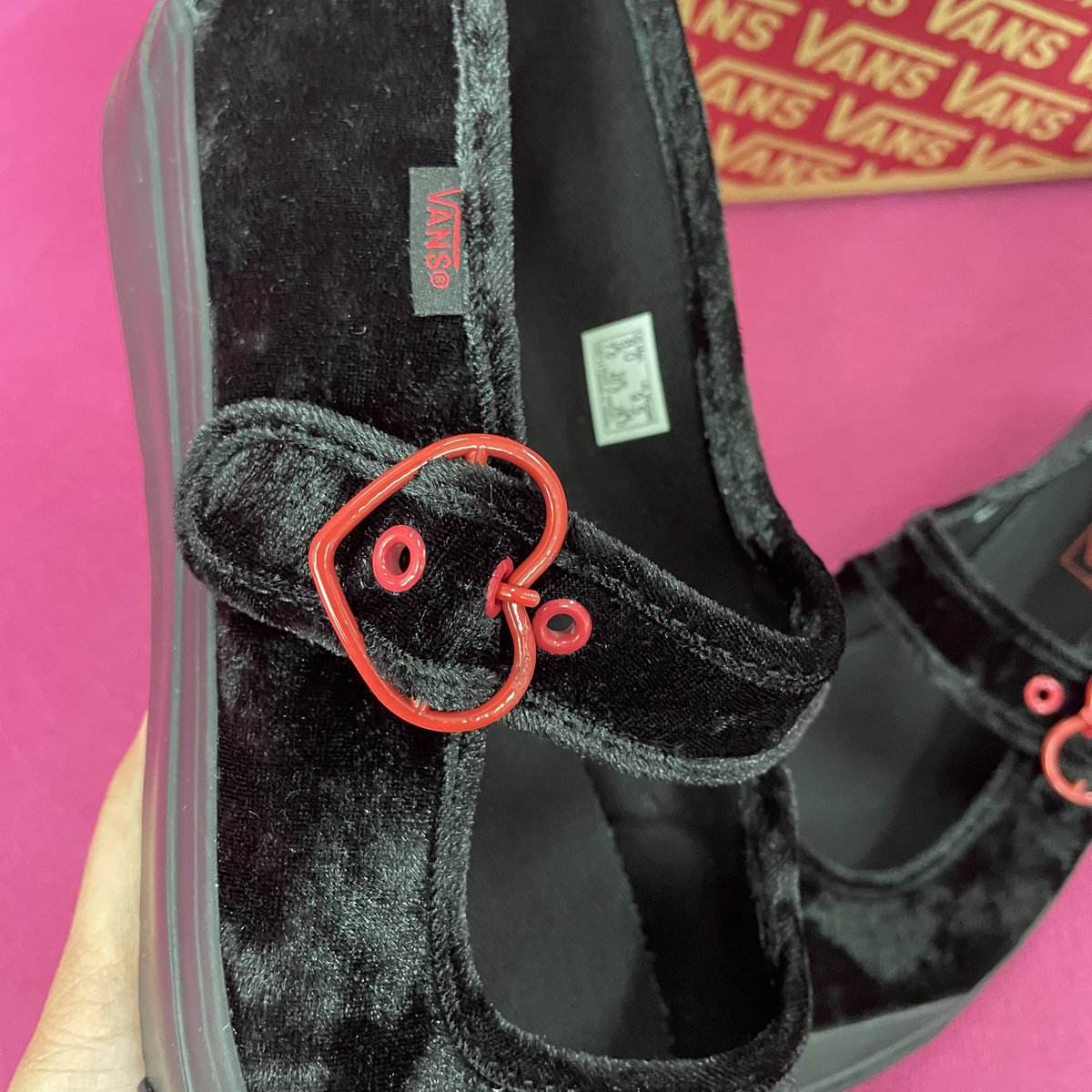 kiamissyou's tweet photo. wts vans mary jane special edition

masih baru banget, dijual karena salah size
uk 40
price 1.2jt
nego bolehh✅

#zonauangᅠ #zonajajan️️ https://t.co/ncpQphKDsh