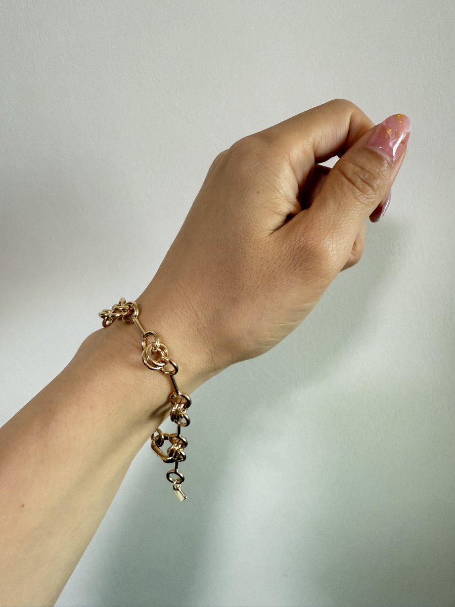 ずっと気になってたブレスレットが この岸くんのネックレスの