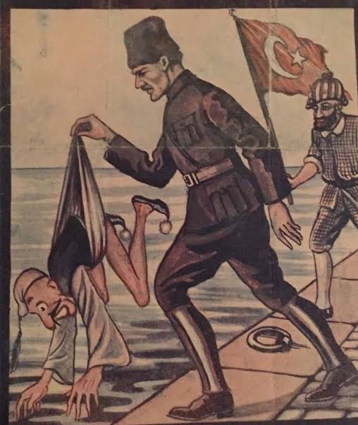 "Yunanistan’ın Küçük Asya hezimeti. Mustafa Kemal Paşa'nın Türk birliklerinin önünden kaçan yenik Yunan ordusunun acıklı geçit töreni" 
La Petit Journal 

 "Mustafa Kemal'in güçlerine karşı Venizelos yardım teklifini kabul ettiği" . 
London Times'ın bir gün sonra basacağı haberde