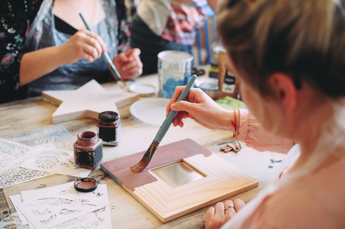 alwcymru's tweet image. Get creative this September! 🎨 Art, Craft & Design classes are starting soon, available both online and in classrooms across Wales. Find a course near you!
adultlearning.wales/community-cour…
#ArtClass #CraftClass #DesignClass #AdultLearningWales #Creative #September #Learn