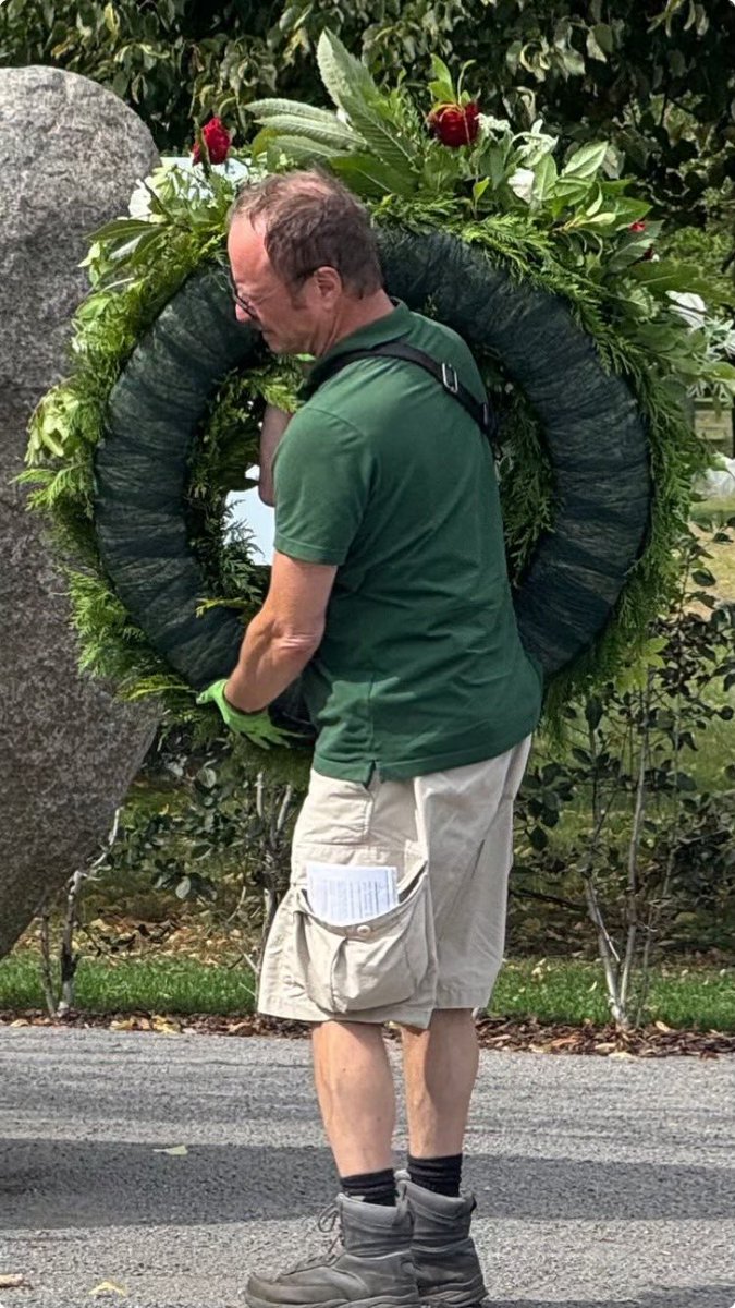 W #infosfera cały czas widzimy echa rocznicy wybuchu #IIWojnaŚwiatowa  

Tym razem zarzuca się 🇩🇪 że niegodnie uczcili pamięć polskich ofiar. Nawiązuje się do zdjęcia, w którym wieniec od niemieckiego rządu miały być rzekomo  złożony przez osobę w krótkich spodenkach. 

⁉A jak