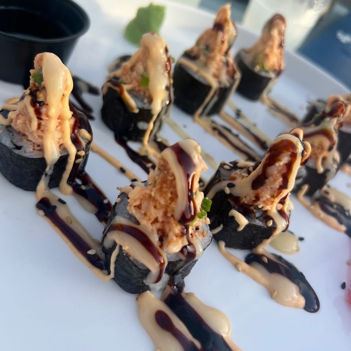 ✨ En el área de la piscina del @sdcountryclub siempre termino pidiendo lo mismo… ¡mi favorito! 🍣💛 El sushi de camarones y cangrejo , una delicia que nunca falla cada vez que voy.

Y tú, ¿qué plato no puede faltar en tu visita al Country? 👇😋