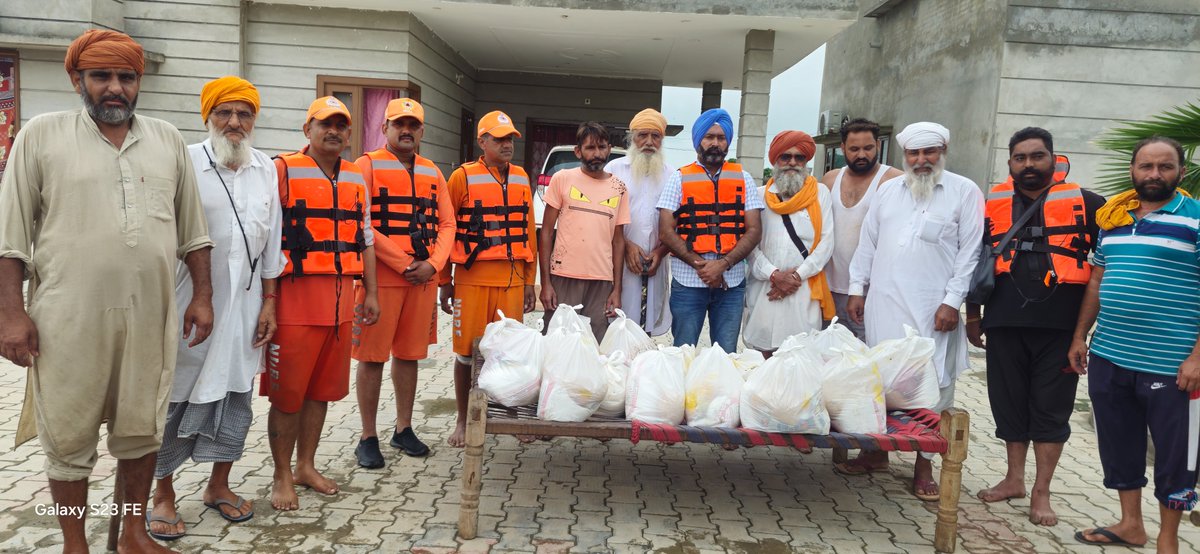 13Bnndrf's tweet photo. #Saluting the brave rescuers.

13th Bn NDRF, tirelessly serving flood hit communities through rescue, evacuation, and relief efforts. Village #Ruknewala, #Gurditiwala, #Krishansinghwala, #tollyGulam,#Shahkot #Kamawali #Fazilka. #Jalandher #Firozpur,#Punjab🙏🚁 #SaveLife #FloodRelief #NDRF #HeroesInAction
@NDRFHQ 
@ndmaindia 
@official_dgar 
@ANI 
@PIB_India