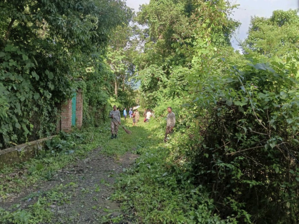 Troops from A/08 Bn and Waroiching villagers, led by Hero Singh, joined hands for a major cleanliness drive, cleaning the village and the Mahadev temple. This collaborative effort perfectly embodies the spirit of #SwachhBharatAbhiyan. #Waroiching #CommunityService #CRPF