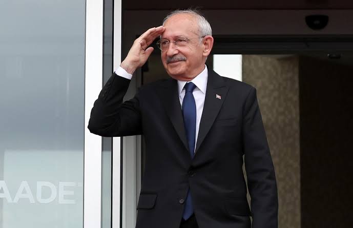 📌 FETÖ kumpasıyla şehit edilen MİT'in kritik isimlerinden Kaşif Kozinoğlu'nun notları tekrar gündemde:

"Kemal Kılıçdaroğlu Almanya'ya gittiğinde BND (Alman gizli servisi) mensuplan ile görüşmüştür! BND Kemal Kılıçdaroğlu'nun CHP Genel Başkanı olmasını desteklemiştir."