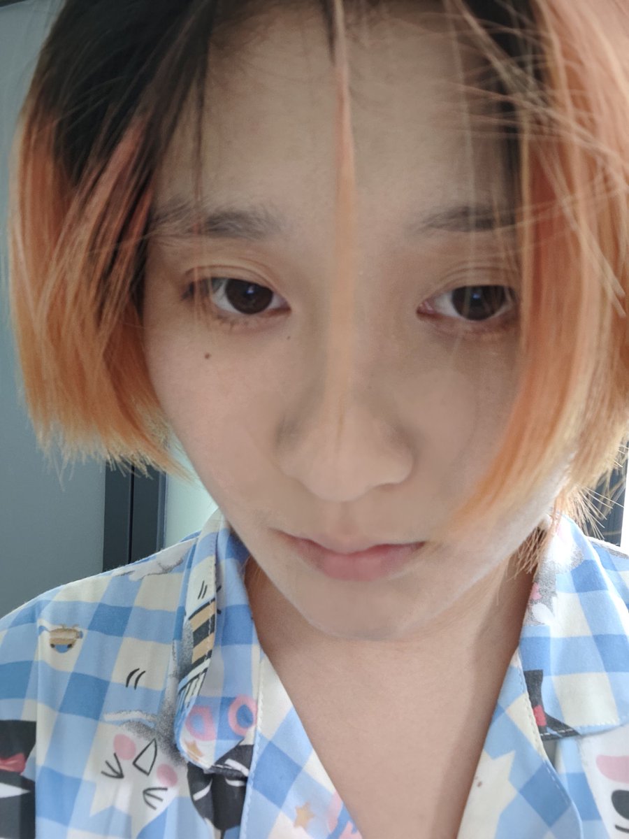 Xiaobai_hell's tweet image. 换完颜色像卖保险的。