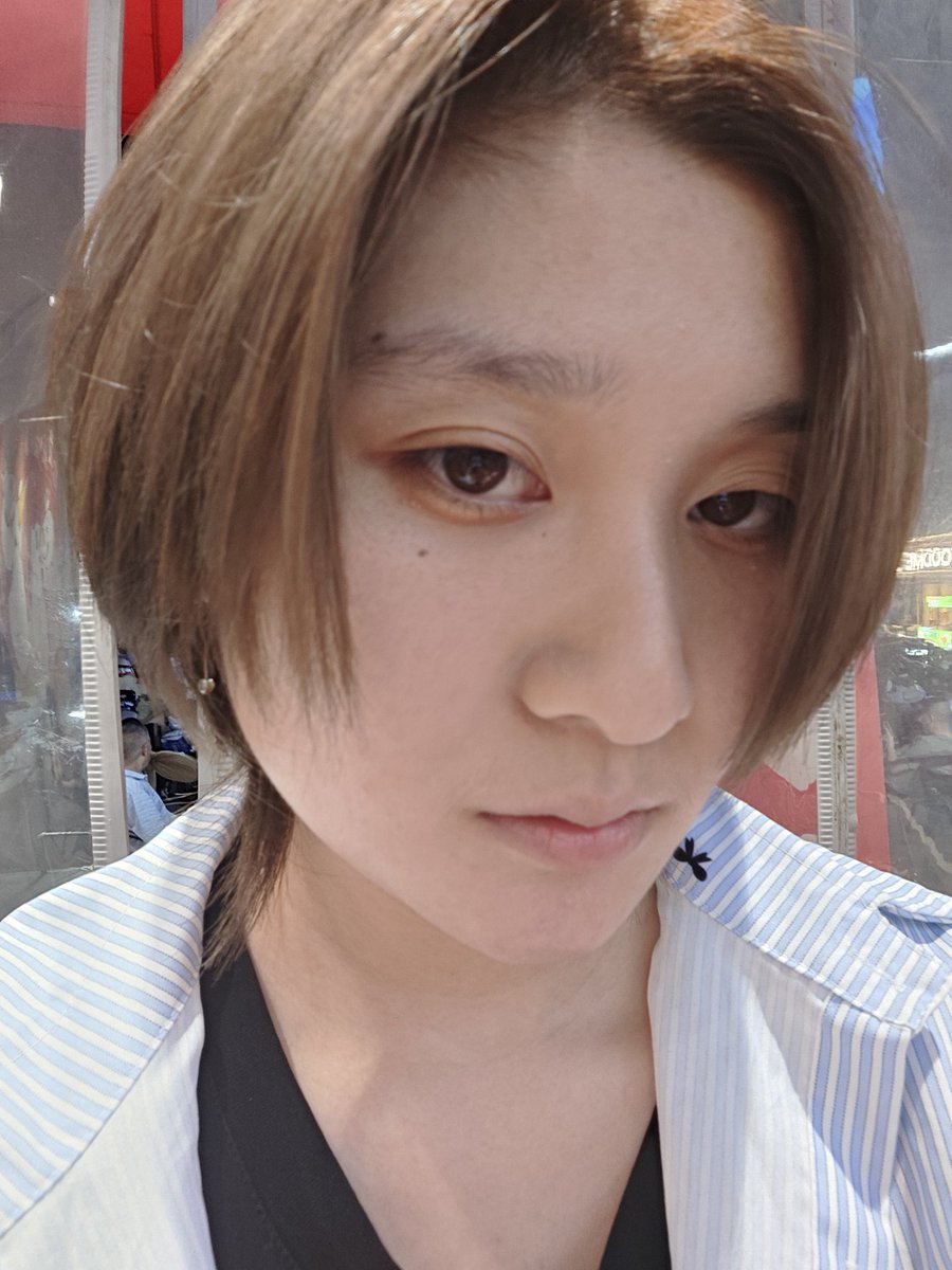 Xiaobai_hell's tweet image. 换完颜色像卖保险的。