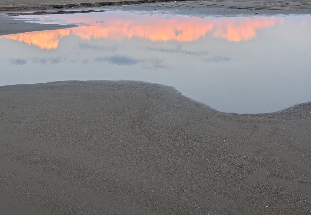 天気は下り坂
月は浮かび星は見えず
静かに訪れる夜の静寂