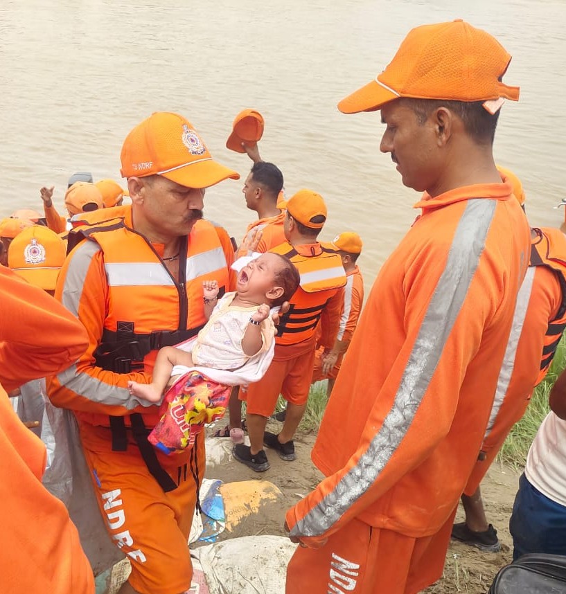 13Bnndrf's tweet image. Heroes in action:
13th Battalion NDRF Rescues an infant during flood evacuation in Fazilka, Punjab. 🙌🛟 #PhotoOfTheWeek #SaveLife #Evacuation
@NDRFHQ
@ndmaindia
@official_dgar
@ANI
@PIB_India