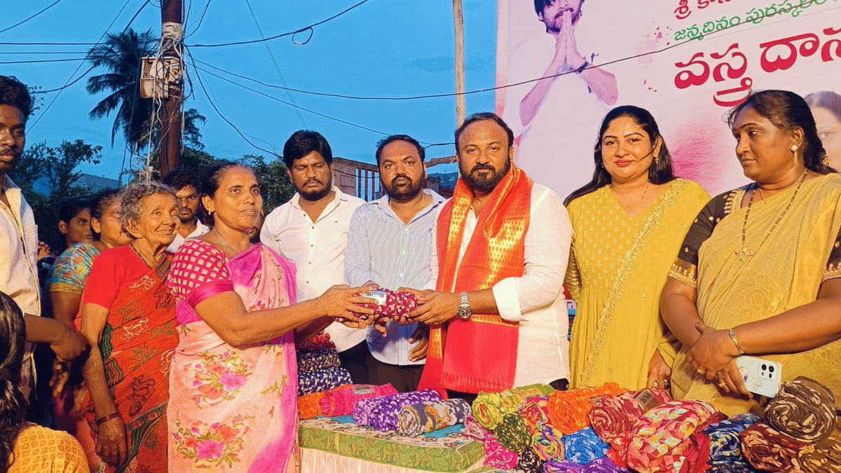 Sujaybabujsp's tweet photo. ఉపముఖ్యమంత్రి పుట్టిన రోజు సందర్భంగా కపాడిపాలెంలో మహిళలకు చీరల పంపిణీ
- ముఖ్య అతిథిగా పాల్గొన్న సుజయ్‌బాబు
- వీరమహిళల ఆధ్వర్యంలో కేక్‌ కటింగ్‌

నెల్లూరు :

ఉప ముఖ్యమంత్రి, జనసేన వ్యవస్థాపకులు కొణిదల పవన్‌ కళ్యాణ్‌ జన్మదినోత్సవం సందర్భంగా ఉదయం నుంచి జనసేన నగర పార్టీ ఆధ్వర్యంలో నిర్విరామంగా సేవా కార్యక్రమాలు కొనసాగుతున్నాయి. అందులో భాగంగా నగరంలోని 51వ డివిజన్‌ కపాడిపాళెంలో జనసేన పార్టీ నగర కార్యదర్శి అల్లూరు సనత్‌ ఆధ్వర్యంలో మహిళలకు చీరల పంపిణీ కార్యక్రమాన్ని నిర్వహించారు. ఈ కార్యక్రమానికి ముఖ్య అతిథిగా జనసేన నెల్లూరు నగర అధ్యక్షుడు దుగ్గిశెట్టి సుజయ్‌బాబు విచ్చేశారు. ఆయనకు స్థానిక నాయకులు ఘన స్వాగతం పలికారు. పెన్నా డెల్టా రీజనల్‌ కోఆర్డినేటర్‌ గుండ్లూరు నాగరత్నం, జనసేన జిల్లా కార్యదర్శి షేక్‌ ఆలియాల చేతుల మీదుగా మహిళలకు చీరల పంపిణీ కార్యక్రమాన్ని నిర్వహించారు. పవన్‌ కళ్యాణ్‌ పుట్టినరోజు సందర్భంగా స్థానిక జనసేన నాయకులు ఏర్పాటు చేసిన భారీ కేక్‌ను కట్‌ చేసి అందరికీ పంచి పెట్టారు. ఈ సందర్భంగా సుజయ్‌బాబు మాట్లాడుతూ గత వైసీపీ పాలనలో రాష్ట్రంలో జరిగిన అన్యాయాలు, అక్రమాలను ప్రజల్లోకి తీసుకువెళ్లి , జగన్‌ దుర్మార్గపు పాలనకు చరమగీతం పాడేందుకు పవన్‌ కల్యాణ్‌ చురు-కై-న పాత్ర పోషించారని అన్నారు. ఈ కార్యక్రమంలో నగర ప్రధాన కార్యదర్శి శనివరపు అజయ్‌బాబు, డివిజన్‌ ఇన్‌చార్జులు వంగళ్ల శ్రీనివాసులు, ఆముదాల సుమంత్‌, కనగలూరు సురేష్‌ స్థానిక నాయకులు తదితరులు పాల్గొన్నారు. @pawankalyan @nadendlamanoharofficial @nagababuofficial @janasenaparty @duggisetty_sujaybabu #pawankalyan #janasena #nellorecityjanasenaparty #sujaybabuduggisetty