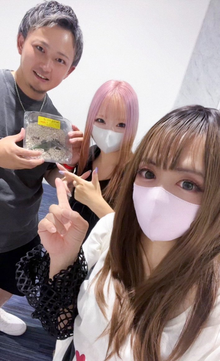 ManaminFruit's tweet image. 近畿レプでみんなと合流✨
歩けないほどの人でやばかった😨
ニキがトカゲで麗蘭さんがカエルお迎えしてた！いいなー。
まなみも早くヤモリお迎えしたい🦎
みなちゃんはヘビお迎えリーチ🐍

#近畿レプタイルズマーケット