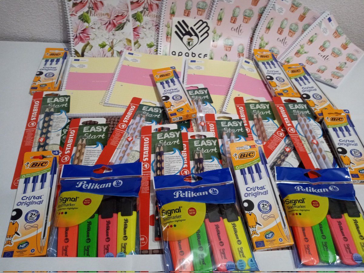 apabcf's tweet photo. #RecogidaMaterialEscolar. @LHDABURGOS .Nosotros preparando nuestra contribución. COLABORA !! y depositarlo en #TiendasBCF https://t.co/kggTUI4Jf8