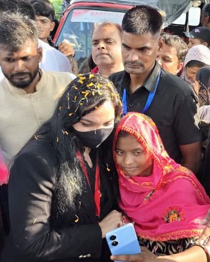 बिहार की नई युवतियों की नई आकांक्षाएं हैं। उनके भविष्य में ही नये बिहार का भविष्य है। इस बार चुनाव नये विजन और पुरानी सोच के बीच है।