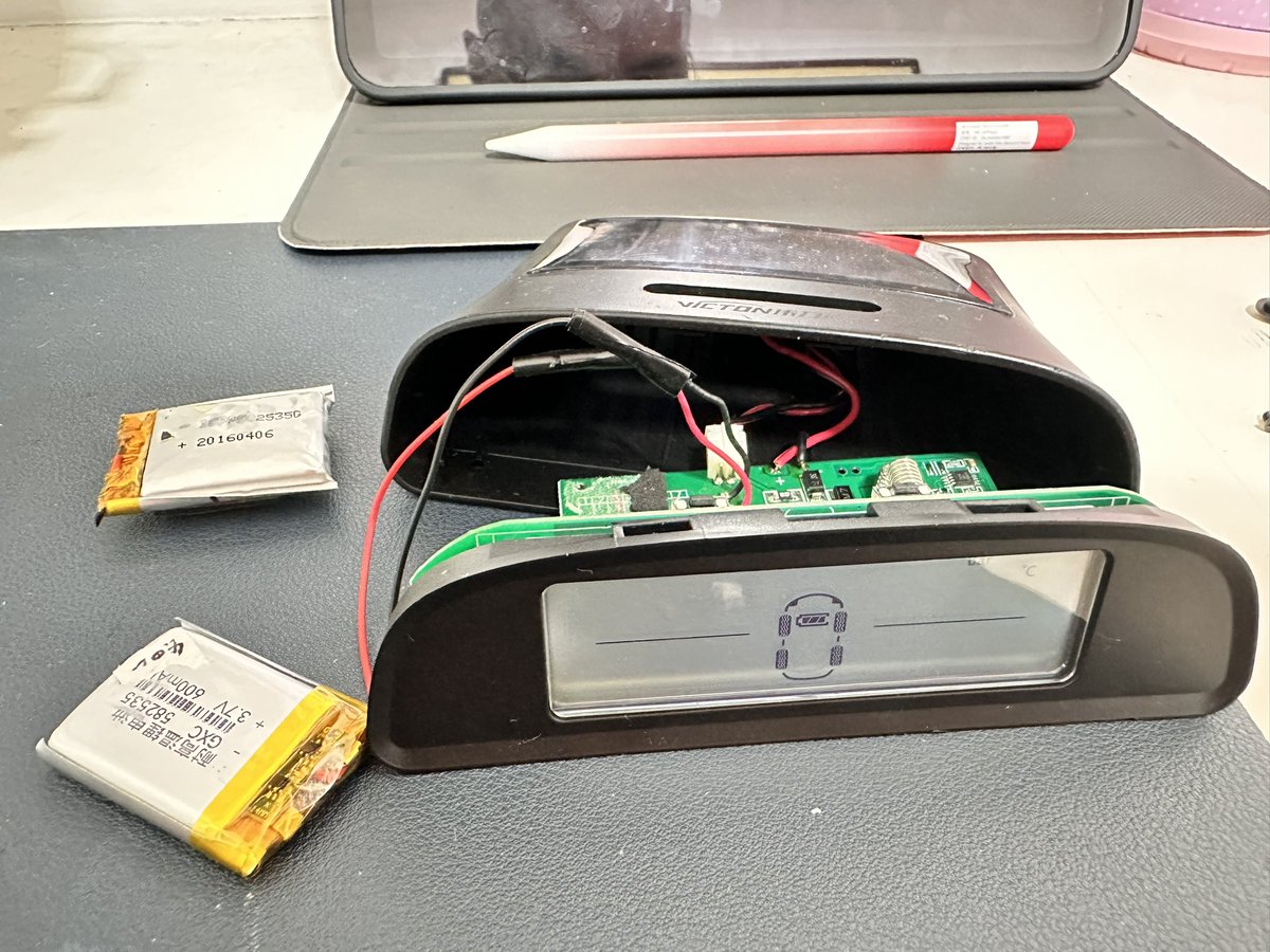 几年前的伟力通胎压计无法显示，猜测可能电池问题，问客服啥也不懂，说是老型号不能维修只能重新买一个，现在优惠只需300不到。
想想当时买了500多，扔了还是心疼，于是拆开看下电池型号，多多上8块钱买了一块电池换上，复活。立省300，给闺女买块小天才去，就当优惠券了。😂