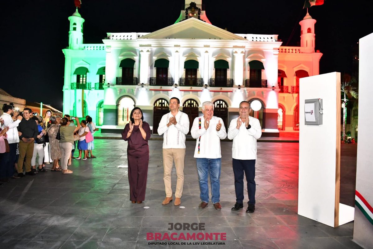 JORGEBRACA's tweet photo. El día de ayer, nuestra Plaza de Armas se iluminó con un resplandor especial: los colores patrios adornaron los edificios de los Tres Poderes del Estado, recordándonos con orgullo lo que significa ser mexicanos.

Fue un honor ser parte de este acto encabezado por el Poder Ejecutivo, a través del secretario de Gobierno José Ramiro López Obrador, en representación de nuestro gobernador Javier May Rodríguez @TabascoJavier. Un momento que nos une y reafirma nuestra identidad, nuestra historia y el amor profundo por México.

El verde, blanco y rojo brillaron con fuerza en el corazón de Tabasco, reflejo de un pueblo unido, lleno de esperanza y de futuro.

¡Que viva México y que viva Tabasco!