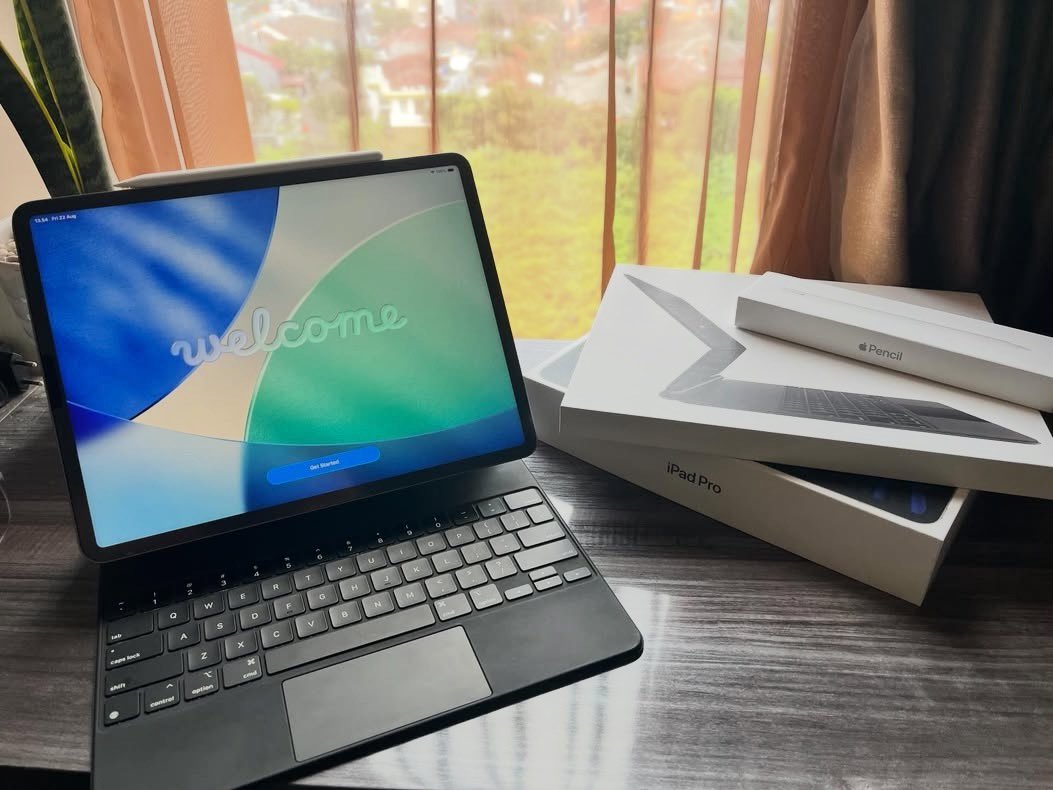risawamura's tweet photo. WTS - Jual iPad Pro 12.9” M1 (256GB Wi-Fi, Inter) Include Apple Pencil Gen 2 &amp; Magic Keyboard. Layar Liquid Retina XDR. Mini-LED, 120Hz ProMotion.Terpasang papermatte screen protector. Performa masih kencang buat kerja kreatif. Kondisi mulus, no minus. Fullset. 12,5jt
📍Jaksel https://t.co/FNEQBVJKxH