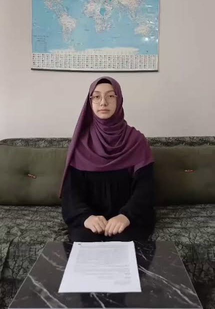 Zebo Kadirova’nın kızı Zehra, tekrar yetkililere seslendi:

“Okullar açılıyor. Annem Zebo Kadirova ve babam hala Bursa GGM’deler, serbest bırakılmadılar. 

Mahcup haldeyiz. Sayın Recep Tayyip Erdoğan lütfen ailemize kavuşmaya yardımcı olunuz.”