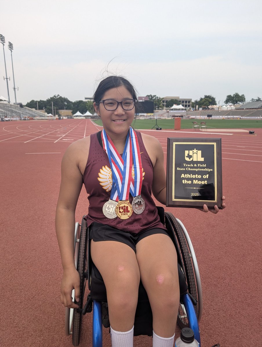 The DSHS Track &amp; Field team is proud to announce that Izzy Crew has been nominated for  Youth Athlete of the Year. This is a huge honor! Please take a moment to vote and support our incredible student-athlete. Let's keep her in 1st!
athleteoftheyear.org/2025/izzy-bd7f
#DSTrack