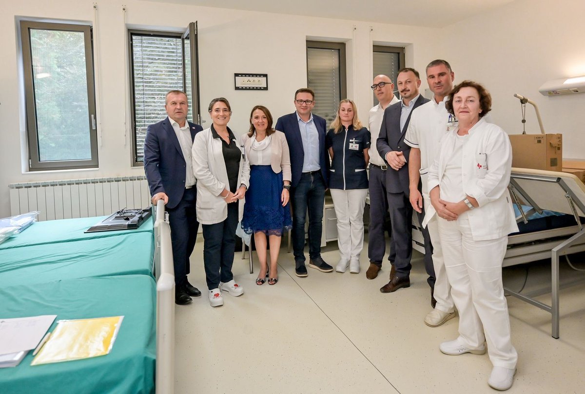 Ministrica Hrstić na polaganju kamena temeljca Doma zdravlja i ljekarne u Ljubešćici. Nakon Ljubešćice posjetili smo VŽ Toplice i odjel palijative Novi Marof.  
✅Od 2016.–2025. osigurano 138,7 mil. € za županiju.  
✅Jedan od primjera sinergije <a href="/VladaRH/">Vlada Republike Hrvatske</a> i lokalne zajednice.