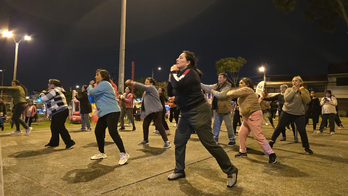 AzuayPrefectura's tweet photo. El deporte es salud. 😉

Impulsamos el Fitbox, 🥊 una actividad gratuita para entrenar, liberar estrés y fortalecer tu bienestar. 💪🏽

📍 Plaza del Arte
🗓 Lunes a Viernes
⏰ 20h00 a 21h00

🔥 Energía
🤝 Compañerismo
💛 Buena vibra

#AzuayPrefectura
#JotaLloretPrefecto
#FitBox https://t.co/a8D6iIWW8k