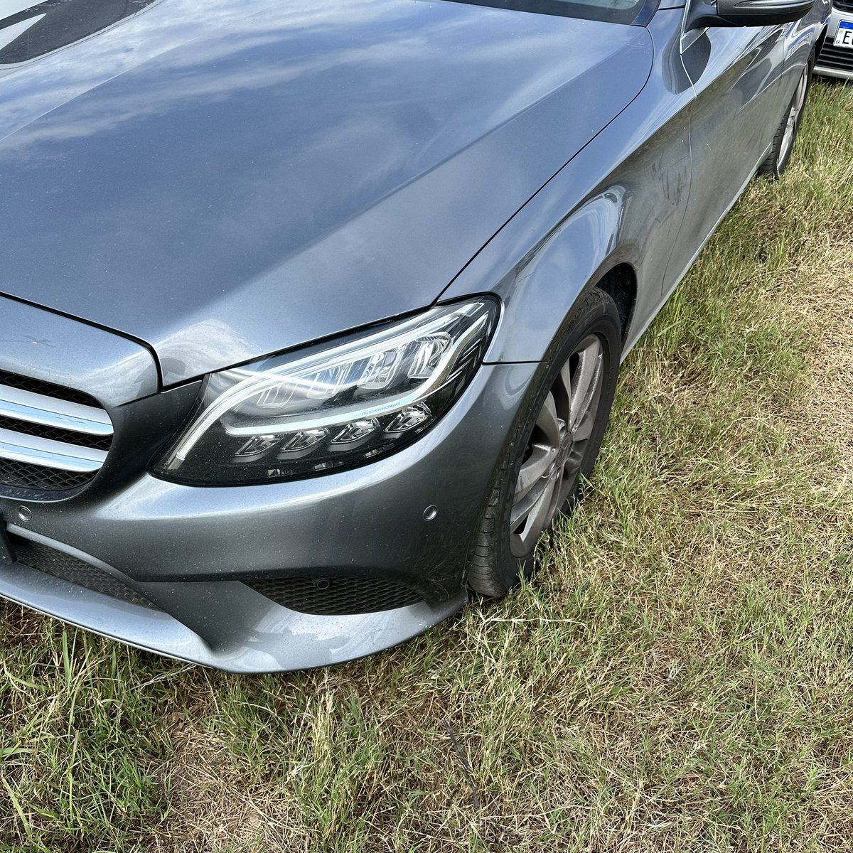 flatouter's tweet image. CINQUENTA REAIS para estacionar no meio do mato, barro e poeira, e caminhar um quilômetro para entrar no parque. Lembrei porque nunca mais tinha vindo na @expointer #expointer