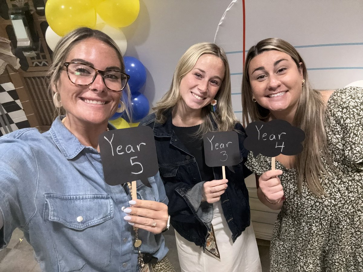 A_Georgieff_'s tweet photo. Back at it with my favorite ladies!! 💙💛 https://t.co/Ns4PGNpm3o