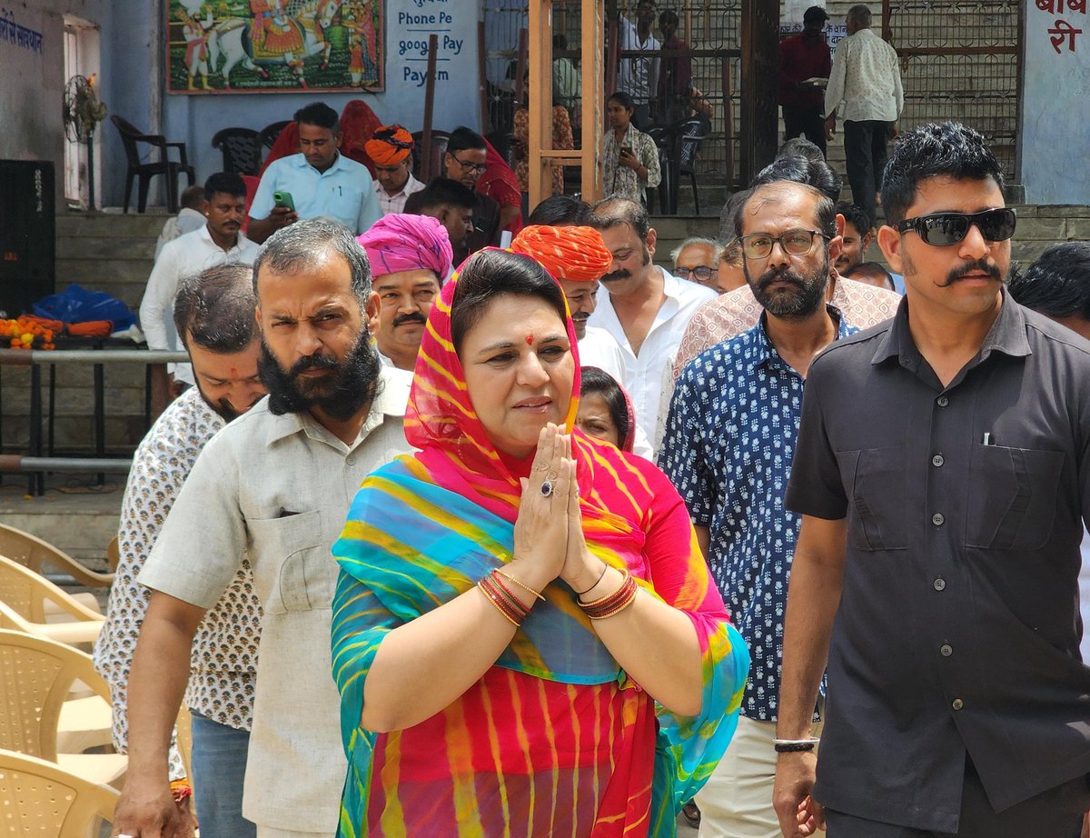 BjpMahimakumari's tweet photo. 📍बिराटिया खुर्द, पाली
बाबा रामदेव जी मंदिर में दर्शन कर आशीर्वाद प्राप्त किया एवं क्षेत्रवासियों के सुख, समृद्धि और खुशहाली की कामना की। बाबा रामदेव जी का आशीर्वाद हम सभी पर बना रहे।
#BabaRamdevJi #Rajsamand #Jaitaran #Mewar #MahimaKumariMewar #BJP4India #BJP4Rajasthan https://t.co/WvmPegtG82