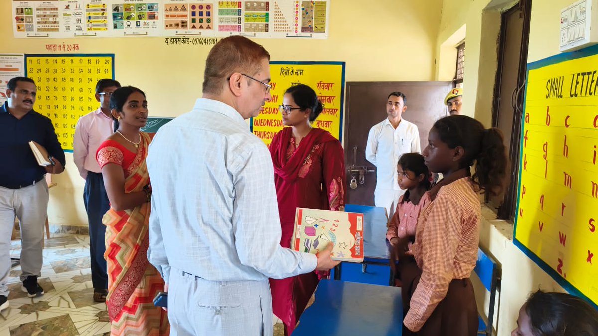 घोरावल ब्लाक के प्राथमिक विद्यालय लाली का औचक निरीक्षण किया गया,विद्यालय में बच्चों के पुस्तक, ड्रेस, जूता, मोजा वितरण की स्थिति का लिया गया जायजा,बच्चों को बेहतर शिक्षा के लिए प्रति दिए गये आवश्यक दिशा निर्देश <a href="/PMOIndia/">PMO India</a> <a href="/CMOfficeUP/">CM Office, GoUP</a> <a href="/myogioffice/">Yogi Adityanath Office</a> <a href="/ChiefSecyUP/">S.P. Goyal, Chief Secretary, GoUP</a>