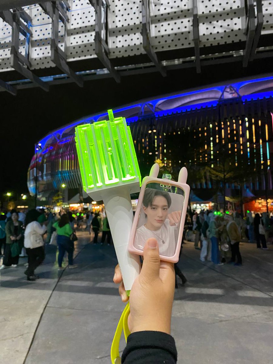 cloudykimdy's tweet photo. Hello! Since I'm not going to the concert anymore, I nak letgo my neobong first version.

WTS Neobong/lightstick NCT first version! Bought on Dec 2022 (RM 167)

Price to letgo (RM 110 can nego) - used once during Seen Fest Concert

DM if you're interested! 

#TDS4inKL #pasarNCTmy https://t.co/IGaH007QCW